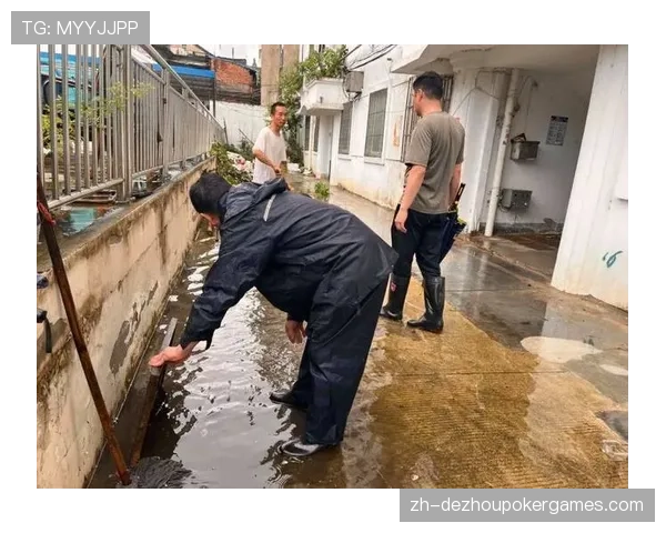 雨中激战：白袜与守护者比赛因雨中断两小时，工作人员紧急维护场地